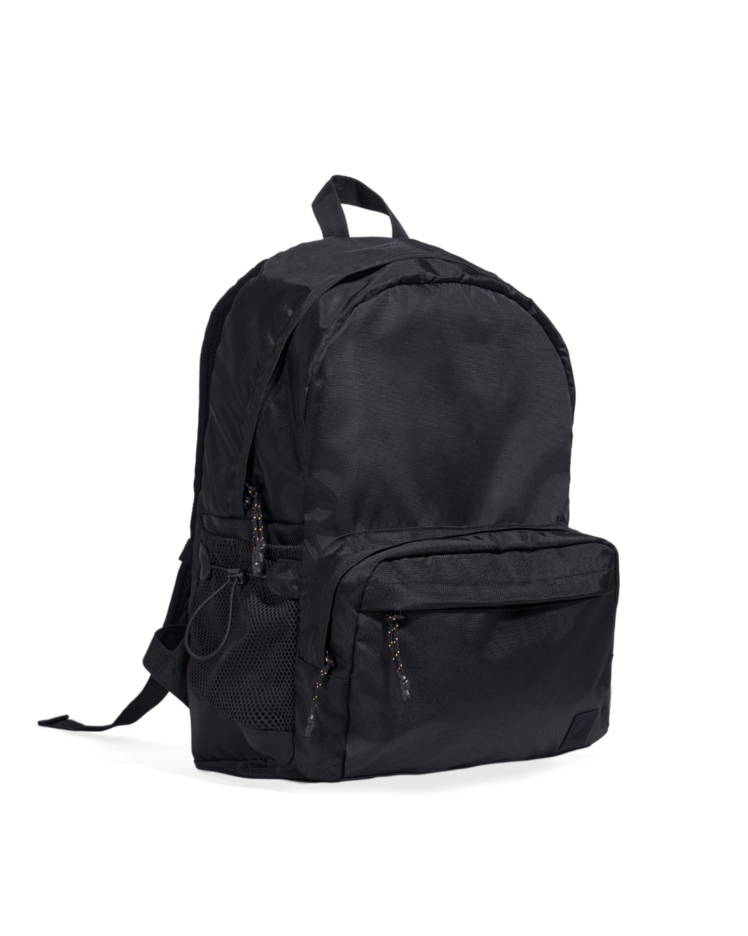 Angled front view of the black SYMA Foyer highlighting its deep 21L spatial volume, front zippered pocket, and expandable side mesh pocket. 16 inch commuter backpack.